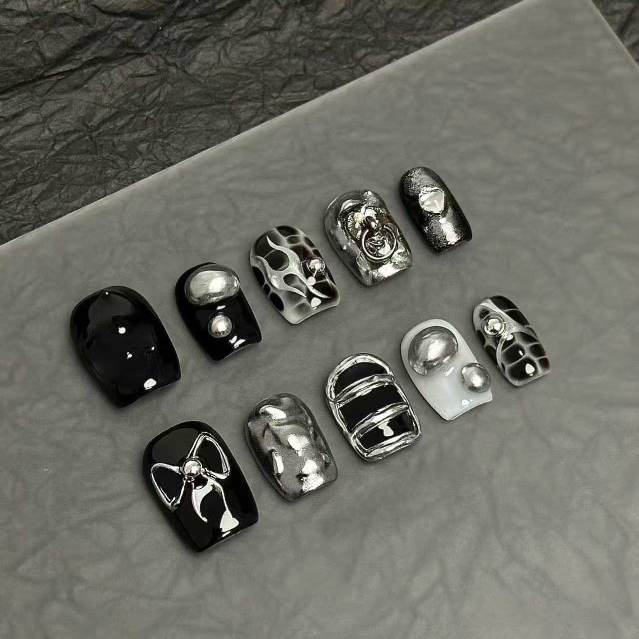 زينة معدنية سرية