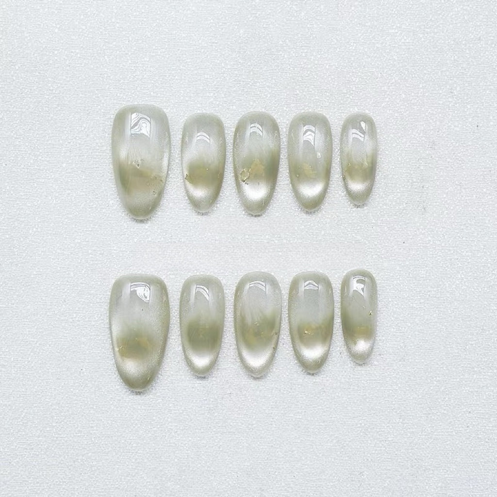 قطرة ماء العشب الأخضر