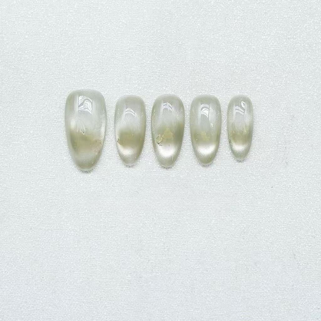 قطرة ماء العشب الأخضر